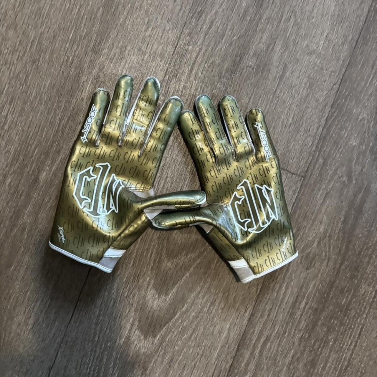 Gold and white Under Armour football gloves(C1N)